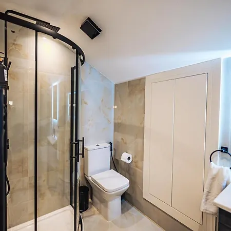 Luxurious 3 Bed Home, Free Parking Holiday home Manchester