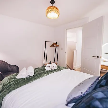 Luxurious 3 Bed Home, Free Parking Сasa de vacaciones