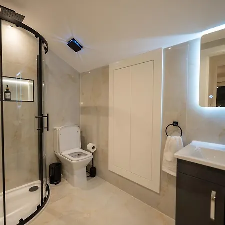 Exquisite 6 Bedroom Luxury *