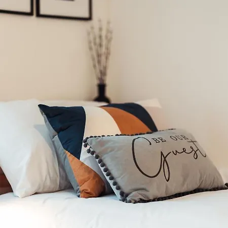 Exquisite 6 Bedroom Luxury Holiday home *