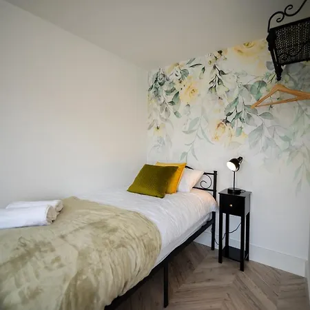 Exquisite 6 Bedroom Luxury Holiday home Manchester