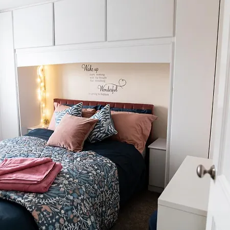 3 Bed House - Sleeps 6 - Garden - Parking - Wifi בית נופש מנצ'סטר