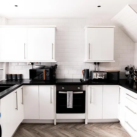 3 Bed House - Sleeps 6 - Garden - Parking - Wifi Manchester