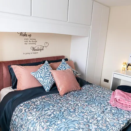בית נופש 3 Bed House - Sleeps 6 - Garden - Parking - Wifi *