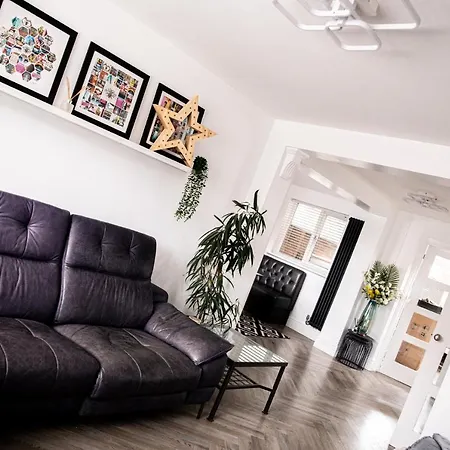 בית נופש 3 Bed House - Sleeps 6 - Garden - Parking - Wifi