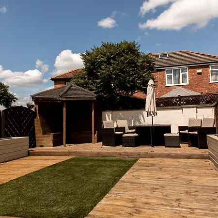 3 Bed House - Sleeps 6 - Garden - Parking - Wifi Manchester