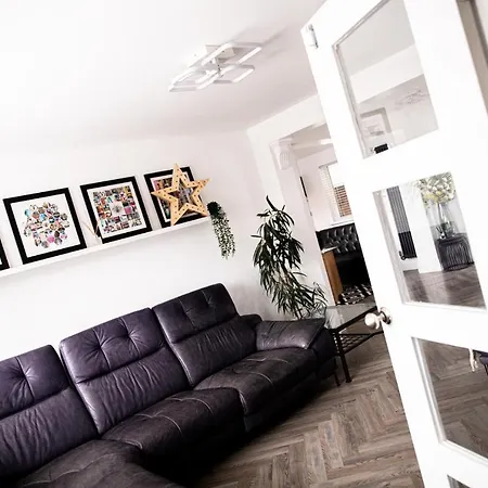 3 Bed House - Sleeps 6 - Garden - Parking - Wifi *