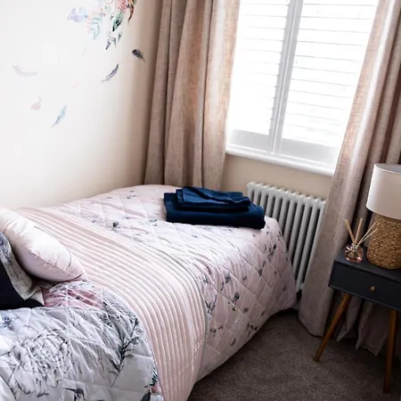 3 Bed House - Sleeps 6 - Garden - Parking - Wifi *