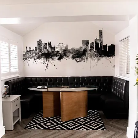 Casa vacanze 3 Bed House - Sleeps 6 - Garden - Parking - Wifi Manchester