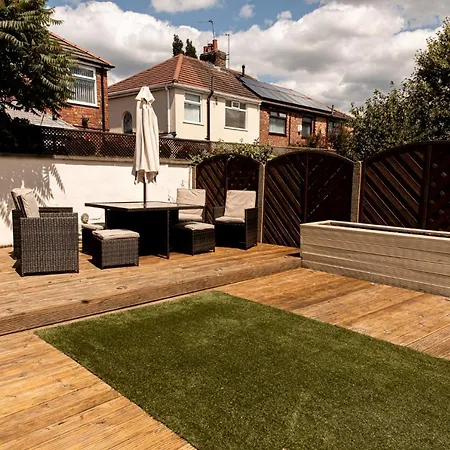 3 Bed House - Sleeps 6 - Garden - Parking - Wifi