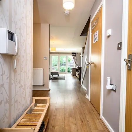 Serviced Northernnightzzz - The Gardens Holiday home *