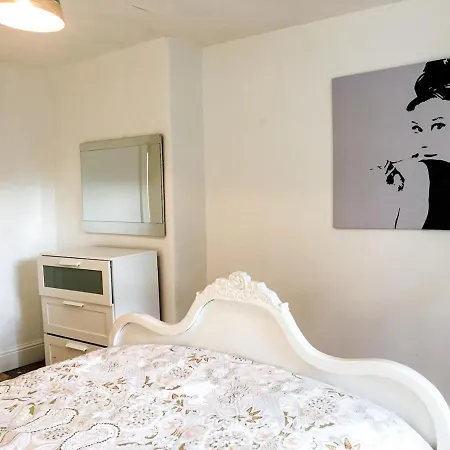 Pass The Keys Delightful 2 Bed Apt In Didsbury Sleeps 4 *
