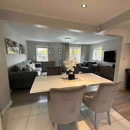 Waterside Mufc & Trafford Centre Townhouse 4 Bedroom Free Parking