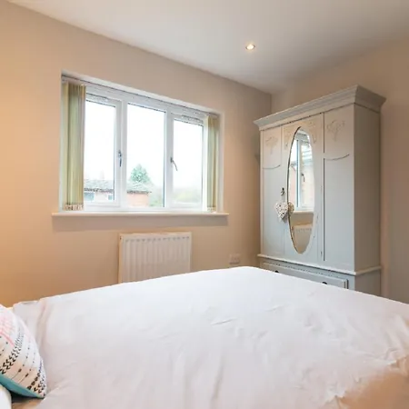 Contractor Sleeps 6 - 11 - Airport Manchester