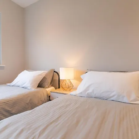 Contractor Sleeps 6 - 11 - Airport 別荘