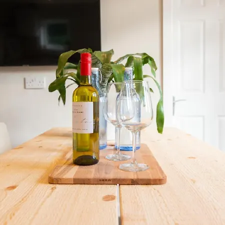 Contractor Sleeps 6 - 11 - Airport *