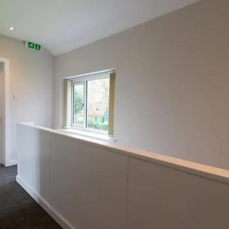 Contractor Sleeps 6 - 11 - Airport