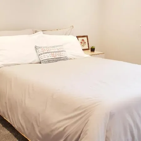 Contractor Sleeps 6 - 11 - Airport Holiday home *