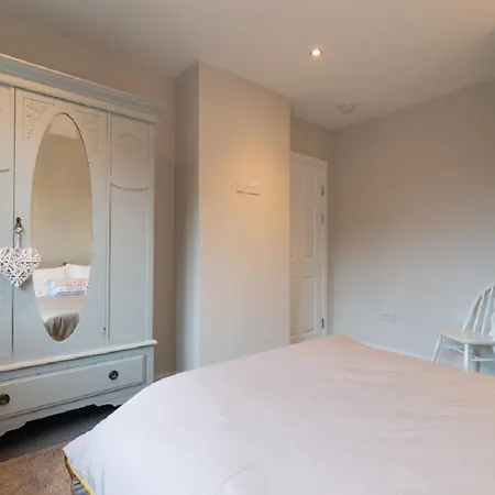 Contractor Sleeps 6 - 11 - Airport * Manchester