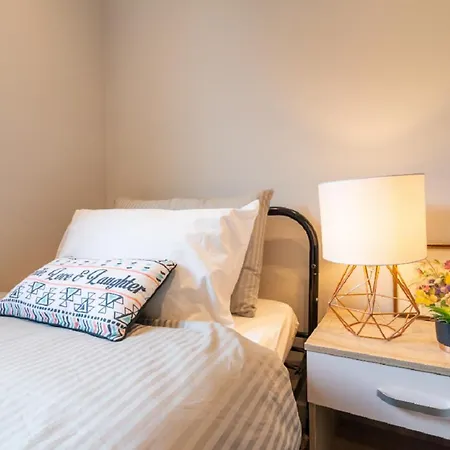 Contractor Sleeps 6 - 11 - Airport Feriehus Manchester