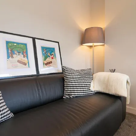 Contractor Sleeps 6 - 11 - Airport * Manchester