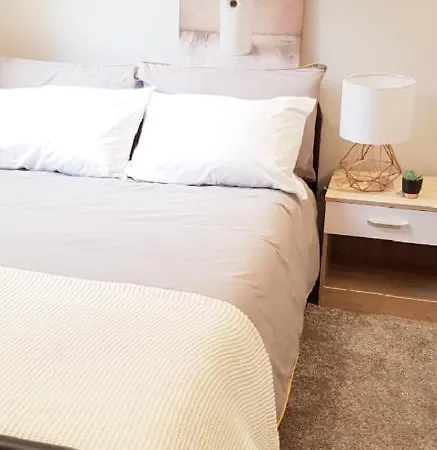 Holiday home Contractor Sleeps 6 - 11 - Airport *