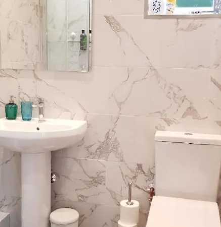 Contractor Sleeps 6 - 11 - Airport Manchester