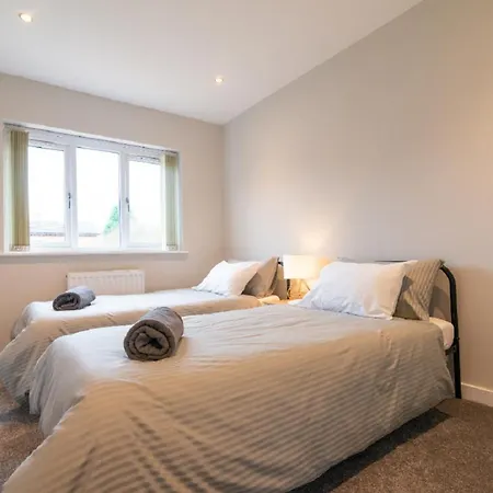 Contractor Sleeps 6 - 11 - Airport * Manchester