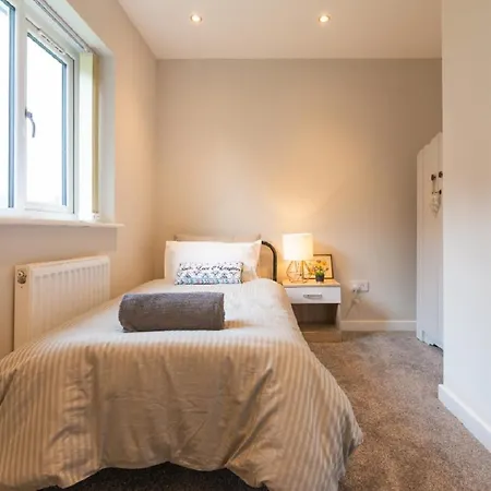 Contractor Sleeps 6 - 11 - Airport Tatil Evi Manchester