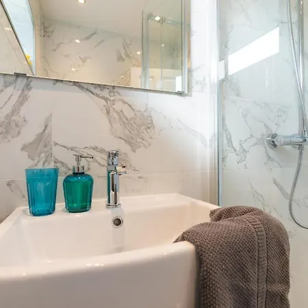 Contractor Sleeps 6 - 11 - Airport Feriehus