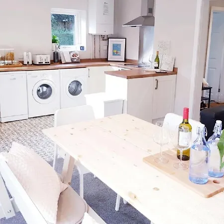 Contractor Sleeps 6 - 11 - Airport *