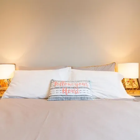 Contractor Sleeps 6 - 11 - Airport Feriehus *