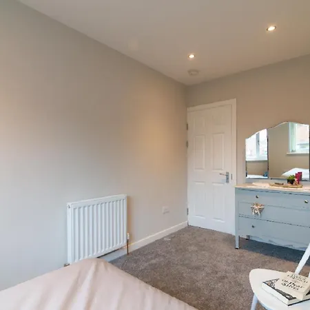 Contractor Sleeps 6 - 11 - Airport * Manchester