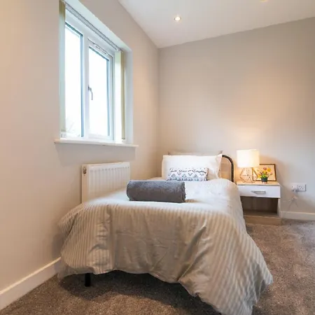 Contractor Sleeps 6 - 11 - Airport Feriehus Manchester