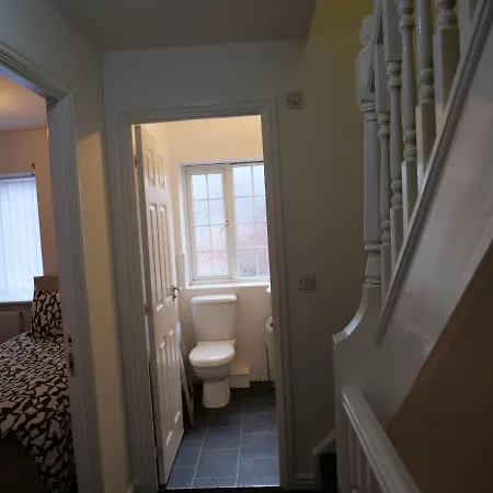Spacious 4 Bed House, Sleep 8 Short & Long Stay, Free Parking ,5min Drive From Man Stadium Apartment *