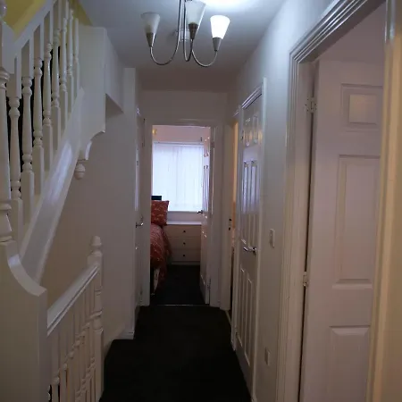 Spacious 4 Bed House, Sleep 8 Short & Long Stay, Free Parking ,5min Drive From Man Stadium Manchester