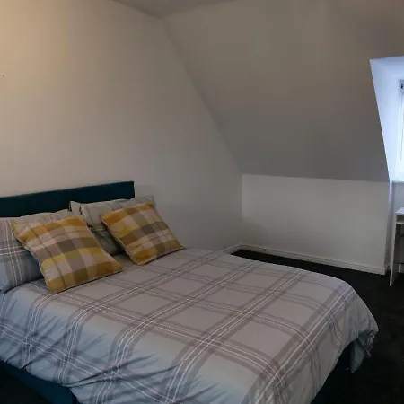 Spacious 4 Bed House, Sleep 8 Short & Long Stay, Free Parking ,5min Drive From Man Stadium Manchester