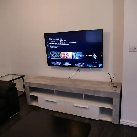 아파트 Spacious 4 Bed House, Sleep 8 Short & Long Stay, Free Parking ,5min Drive From Man Stadium *