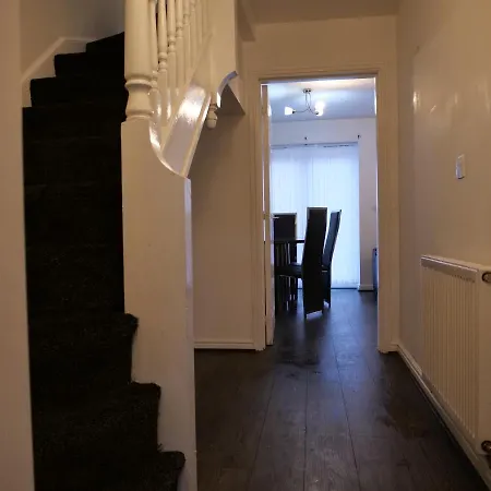Apartment Spacious 4 Bed House, Sleep 8 Short & Long Stay, Free Parking ,5min Drive From Man Stadium Manchester