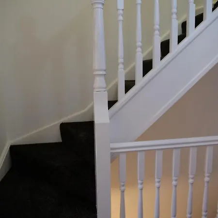 아파트 Spacious 4 Bed House, Sleep 8 Short & Long Stay, Free Parking ,5min Drive From Man Stadium