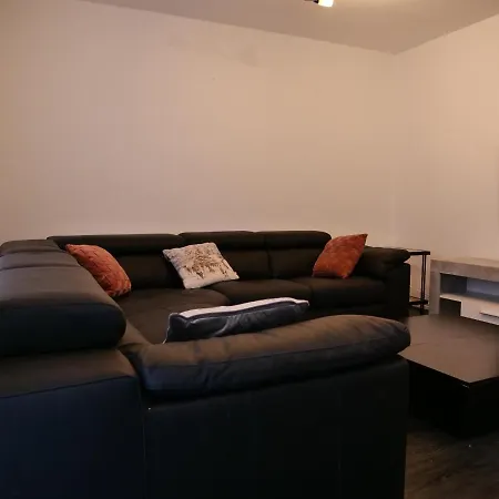 Apartment Spacious 4 Bed House, Sleep 8 Short & Long Stay, Free Parking ,5min Drive From Man Stadium *