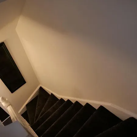 Spacious 4 Bed House, Sleep 8 Short & Long Stay, Free Parking ,5min Drive From Man Stadium 아파트