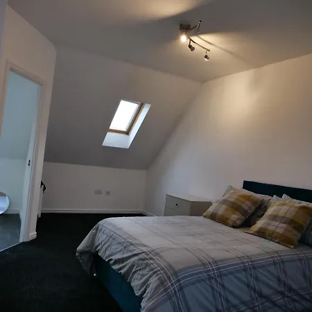 Apartment Spacious 4 Bed House, Sleep 8 Short & Long Stay, Free Parking ,5min Drive From Man Stadium *