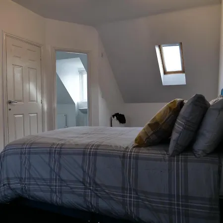 Spacious 4 Bed House, Sleep 8 Short & Long Stay, Free Parking ,5min Drive From Man Stadium Apartment