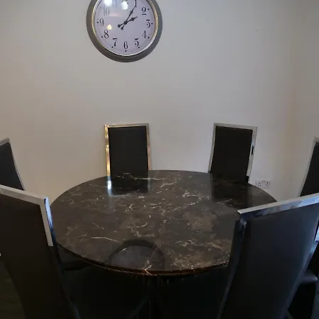 Apartment Spacious 4 Bed House, Sleep 8 Short & Long Stay, Free Parking ,5min Drive From Man Stadium