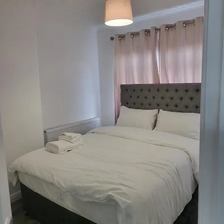 Vakantiehuis Serene 3br With Free Parking