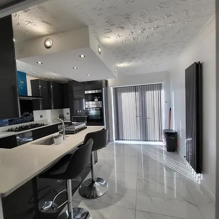 Vakantiehuis Serene 3br With Free Parking *