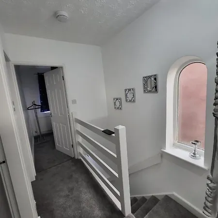Serene 3br With Free Parking بيت للعطل مانشستر
