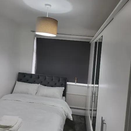 Serene 3br With Free Parking بيت للعطل مانشستر