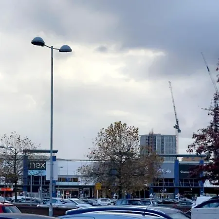 2 Bedroom With Free Parking Wi-fi, Very Close To Ao Arena & Centre